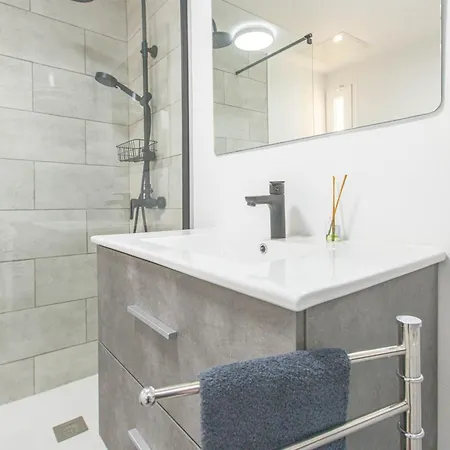 Montserrat * קורלחו